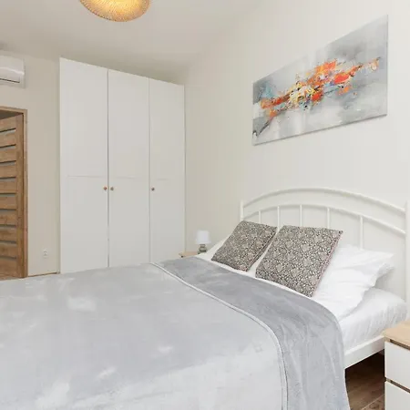 With Balcony & Parking Near Manufaktura By Renters Prestige