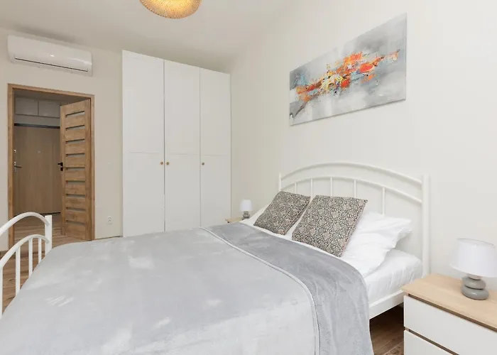 With Balcony & Parking Near Manufaktura By Renters Prestige